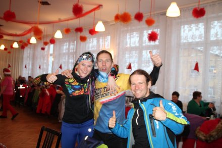 Uczestnicy Mikołajkowego Marszu Nordic Walking